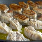 餃子のカリッとした焼き色を家庭で再現する5つのポイント